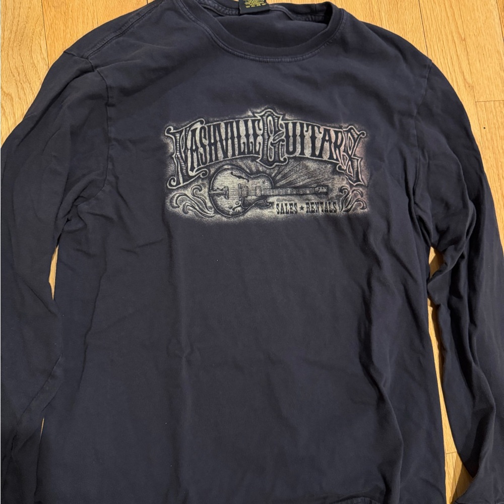 Men’s Long Sleeve Graphic T-shirt. USED